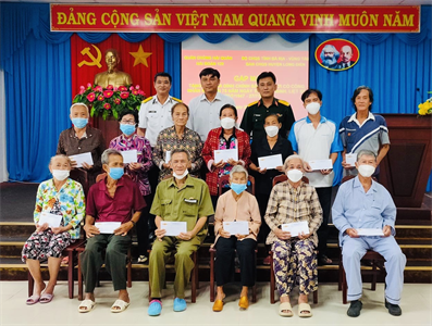Ban CHQS huyện Long Điền tặng quà gia đình chính sách, người có công