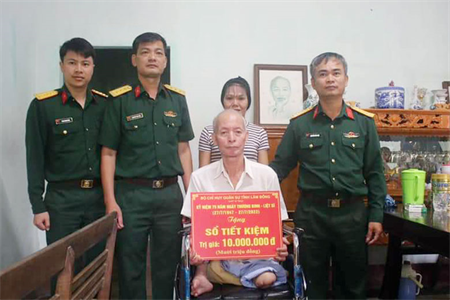 Bộ CHQS tỉnh Lâm Đồng thăm, tặng quà ngày 27-7 tại huyện Đạ Tẻh