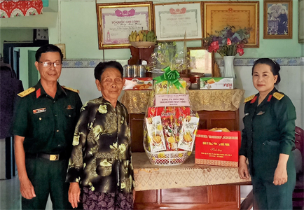 Ban CHQS thành phố Phan Thiết thăm gia đình chính sách