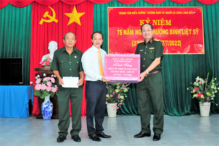 Bộ Tư lệnh TPHCM thăm, tặng quà Trung tâm Điều dưỡng Thương binh và Người có công Long Đất