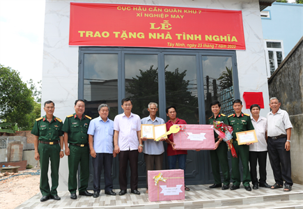 Xí nghiệp may Cục Hậu cần trao tặng nhà tình nghĩa