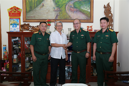 Bộ Tư lệnh Quân khu 7 thăm, tặng quà nguyên các lãnh đạo Bộ Tư lệnh qua các thời kỳ