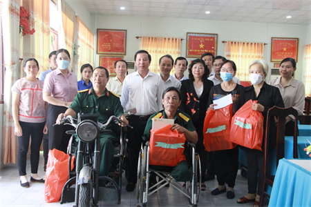 Tỉnh Long An thăm, tặng quà thương binh nặng tại Long Đất
