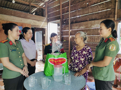 Hội phụ nữ khối LLVT tỉnh Bà Rịa-Vũng Tàu thăm, tặng quà gia đình chính sách
