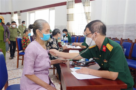 Bộ CHQS tỉnh BR-VT khám bệnh, cấp thuốc cho 250 hộ dân tại huyện Xuyên Mộc