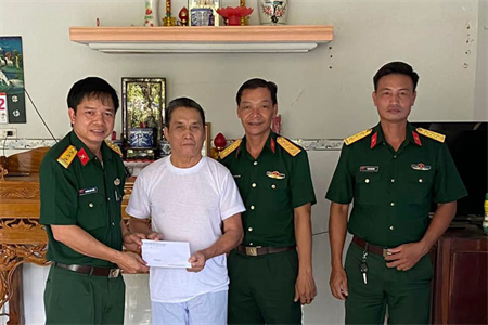 Ban CHQS huyện Cát Tiên thăm tặng quà các gia đình chính sách