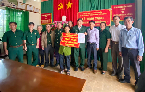Tặng sổ tiết kiệm cho cựu chiến binh xóa nghèo