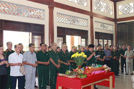 Ban liên lạc truyền thống Trung đoàn 16 viếng các anh hùng liệt sĩ