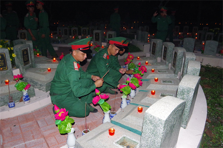 Tuổi trẻ Sư đoàn 5 tham gia “Lễ dâng hương – Thắp nến tri ân các anh hùng, liệt sĩ”