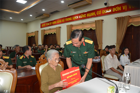 Bộ CHQS tỉnh Tây Ninh gặp mặt, tặng quà kỷ niệm 75 năm Ngày Thương binh – Liệt sĩ