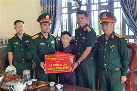 Bộ CHQS tỉnh Lâm Đồng thăm, tặng quà các đối tượng chính sách