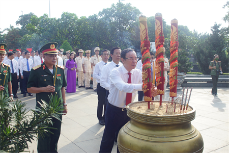 Đoàn đại biểu Thành phố Hồ Chí Minh, Quân khu 7 viếng Nghĩa trang liệt sĩ