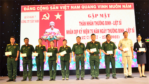 Công ty Tây Nam gặp mặt và tặng quà cho thân nhân gia đình Thương binh, liệt sĩ