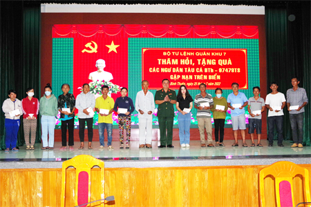 Bộ Tư lệnh Quân khu 7 thăm, động viên gia đình ngư dân tỉnh Bình Thuận gặp nạn trên biển