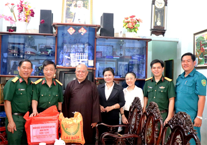 LLVT quận Tân Phú thăm, tặng quà gia đình chính sách