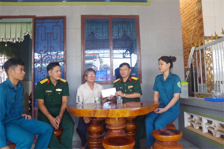 Ban CHQS thị xã Bình Long thăm, tặng quà gia đình có công với cách mạng