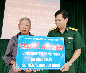 Ban CHQS huyện Xuyên Mộc trao tặng sổ tiết kiệm và học bổng “Nâng bước em đến trường”