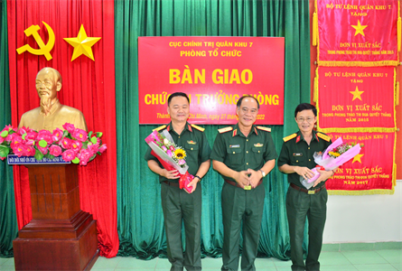 Bàn giao Trưởng Phòng Tổ chức Quân khu 7