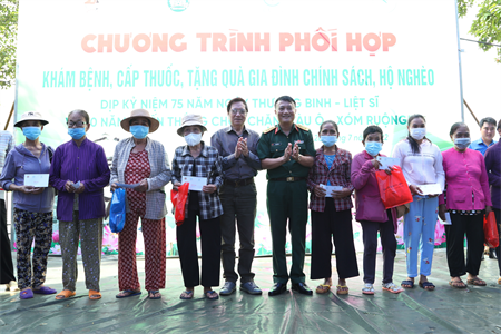 Quân đoàn 4 tri ân Nhân dân vùng căn cứ cách mạng tại thị xã Bình Long