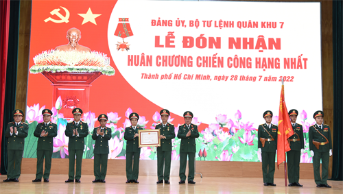 Lực lượng vũ trang Quân khu 7 đón nhận Huân chương Chiến công hạng Nhất