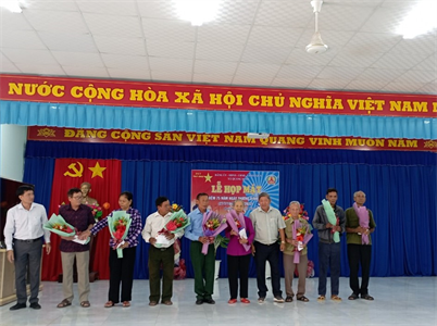 Huyện Chơn Thành tặng quà thương binh và gia đình chính sách