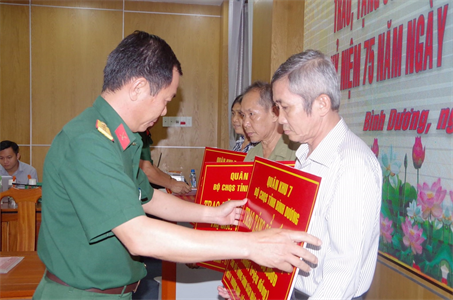 Bộ CHQS tỉnh Bình Dương tặng sổ tiết kiệm cho gia đình chính sách