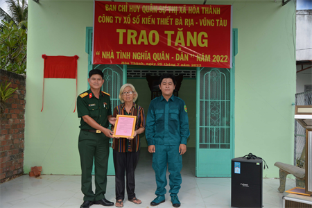 Ban CHQS thị xã Hòa Thành, tỉnh Tây Ninh trao 2 căn nhà tình nghĩa
