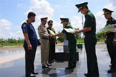 Tỉnh Bình Phước hỗ trợ kinh phí cho lực lượng vũ trang Campuchia