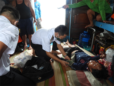 Tàu Vùng 2 Hải quân cấp cứu ngư dân bị nạn trên biển