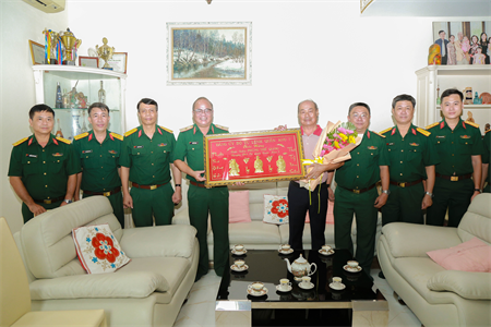 Bộ Tư lệnh Quân khu 7 mừng thọ Thiếu tướng Phùng Thế Quảng