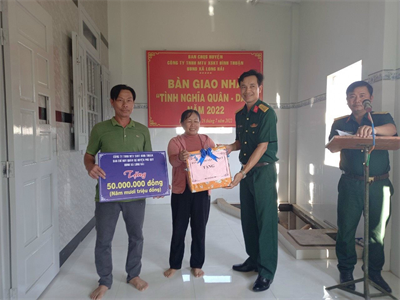Trao nhà “Tình nghĩa quân dân” trên đảo Phú Quý