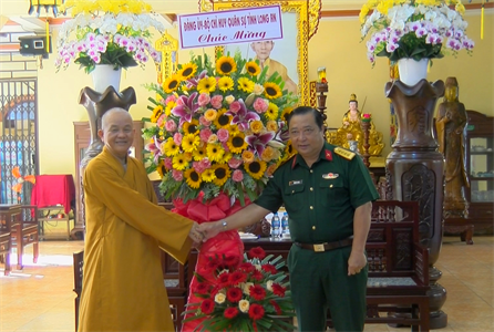 Bộ CHQS tỉnh Long An thăm, tặng quà Ban trị sự Giáo hội Phật giáo Việt Nam tỉnh Long An nhân dịp lễ Vu Lan
