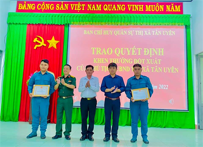 Thị xã Tân Uyên tặng giấy khen đột xuất cho lực lượng dân quân