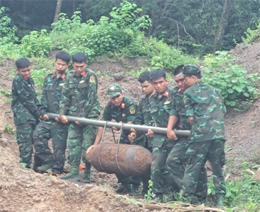 Ban CHQS huyện Chơn Thành xử lý quả bom gần 500 kg còn sót lại sau chiến tranh