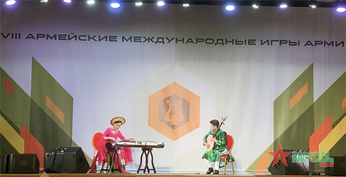 “Đội quân văn hóa” Việt Nam trình diễn song tấu nhạc cụ