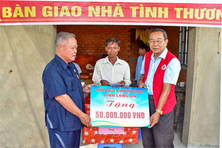 Hội Cựu chiến binh tỉnh Long An trao nhà tình thương