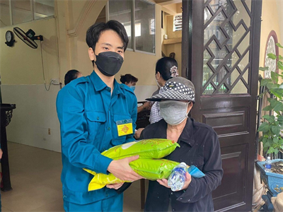 Ban CHQS phường 3, quận Phú Nhuận phối hợp tặng quà người dân khó khăn