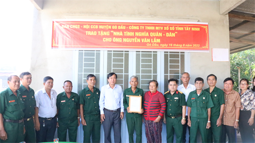 Ban CHQS huyện Gò Dầu trao nhà tình nghĩa quân dân