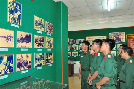 Đoàn Cơ sở Cục Chính trị Quân khu tham quan, học tập truyền thống