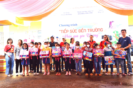 Ban CHQS huyện Bù Đăng phối hợp tổ chức chương trình “Tiếp sức đến trường - Nhận quà yêu Thương”
