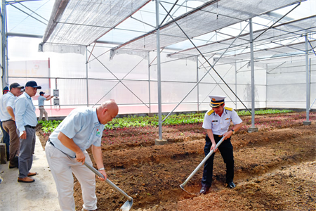 Tặng nhà kính cho lính đảo trồng rau