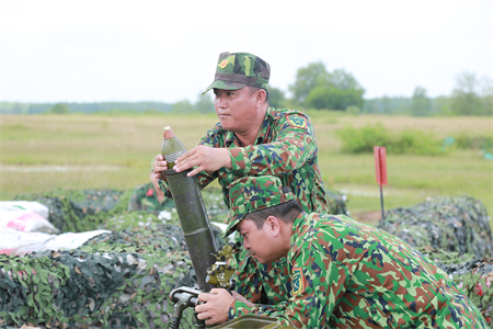 Quân khu 7 tổ chức kiểm tra bắn đạn thật súng cối cho sĩ quan