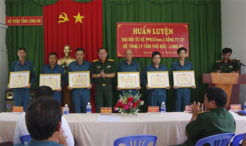 Tỉnh Long An bế giảng khóa huấn luyện Đại đội tự vệ pháo phòng không 37 ly