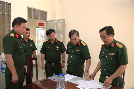 Đoàn công tác Quân khu kiểm tra kết quả thực hiện nhiệm vụ quốc phòng tại tỉnh Bình Dương