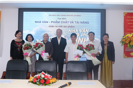 Nhà văn và chữ tình gởi lại