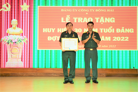 Đảng ủy Công ty Đông Hải tổ chức trao tặng Huy hiệu 30 năm tuổi Đảng