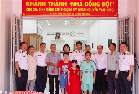 Vùng 2 Hải quân tặng nhà đồng đội cho quân nhân