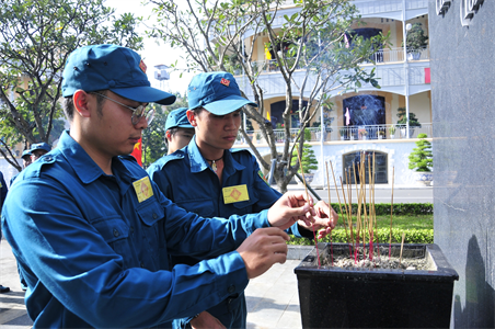 LLVT Quận 3 dâng hương tưởng nhớ công ơn Bác Hồ và các anh hùng liệt sĩ