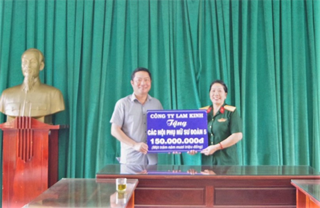 Hội Phụ nữ Sư đoàn 5 tiếp nhận kinh phí hỗ trợ