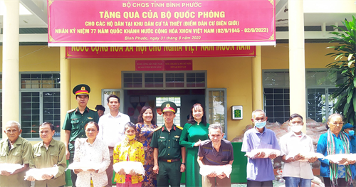 Bộ Quốc phòng tặng hơn 4 tấn gạo cho người dân huyện Lộc Ninh, tỉnh Bình Phước